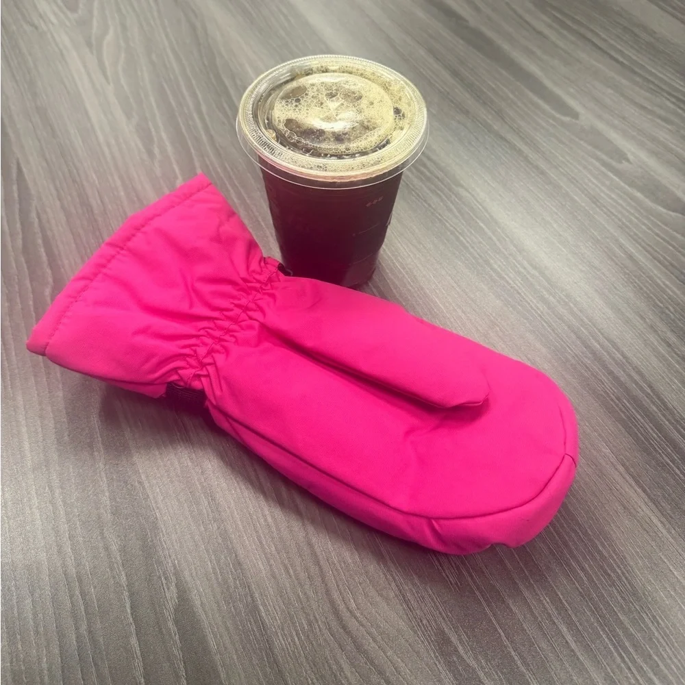 Official Dunkin’ Donuts 2026 Pink Iced Coffee Mitten Glove Merchandise Size M/L